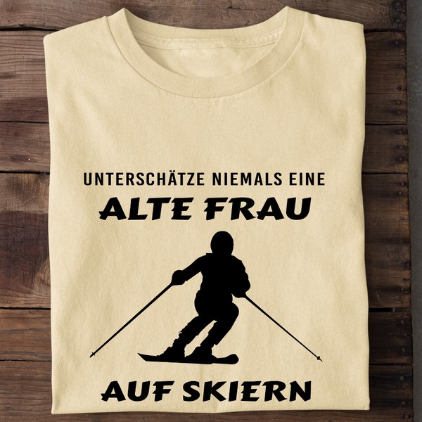 UNTERSCHÄTZE NIEMALS EINE ALTE FRAU AUF SKIERN - Damen Bio-Baumwolle T-Shirt