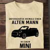 UNTERSCHÄTZE NIEMALS EINEN ALTEN MANN IN EINEM MINI - Herren Bio-Baumwolle T-Shirt