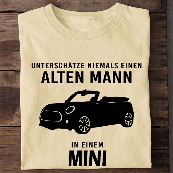 UNTERSCHÄTZE NIEMALS EINEN ALTEN MANN IN EINEM MINI - Herren Bio-Baumwolle T-Shirt