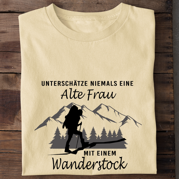 UNTERSCHÄTZE NIEMALS EINE ALTE FRAU MIT EINEM WANDERSTOCK - Damen Bio-Baumwolle T-Shirt