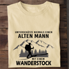 UNTERSCHÄTZE NIEMALS EINEN ALTEN MANN MIT EINEM WANDERSTOCK - Herren Bio-Baumwolle T-Shirt