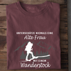 UNTERSCHÄTZE NIEMALS EINE ALTE FRAU MIT EINEM WANDERSTOCK - Damen Bio-Baumwolle T-Shirt