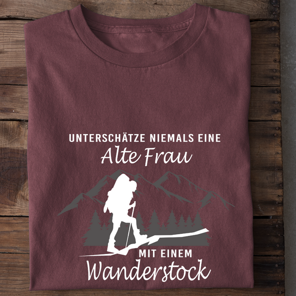 UNTERSCHÄTZE NIEMALS EINE ALTE FRAU MIT EINEM WANDERSTOCK - Damen Bio-Baumwolle T-Shirt