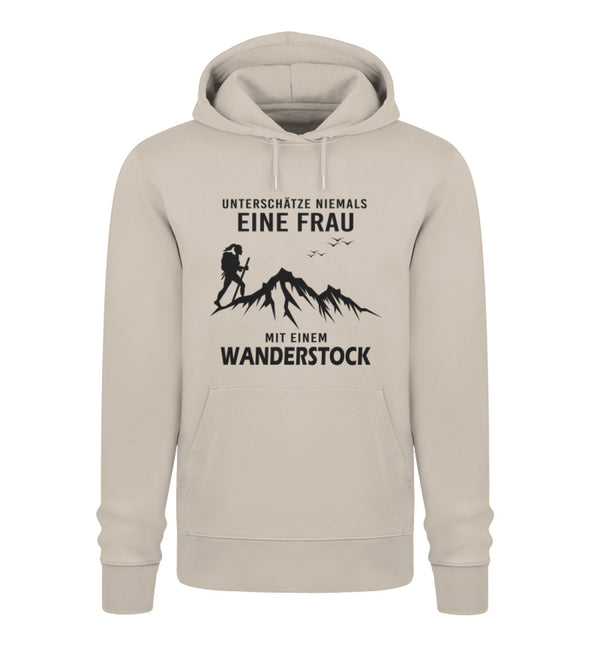 UNTERSCHÄTZE NIEMALS EINE FRAU MIT EINEM WANDERSTOCK- Unisex Premium Organic Hoodie