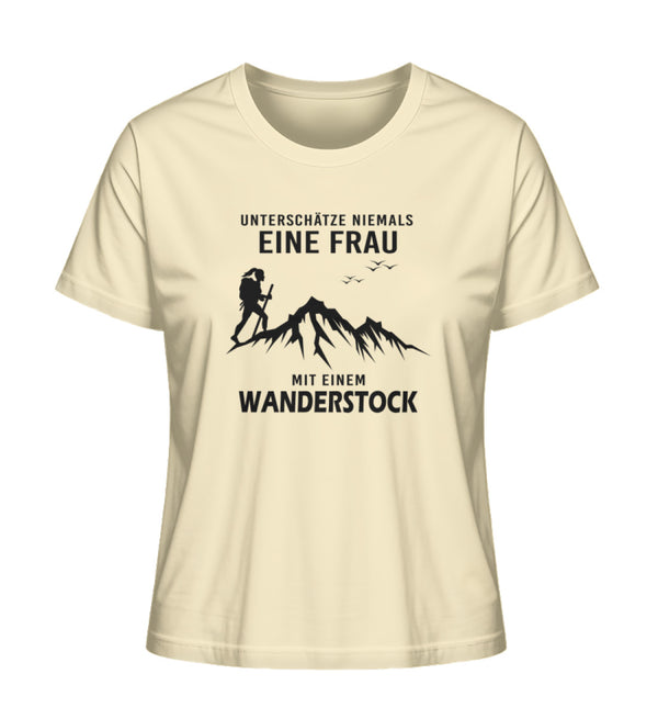 UNTERSCHÄTZE NIEMALS EINE FRAU MIT EINEM WANDERSTOCK- Damen Premium Organic T-Shirt