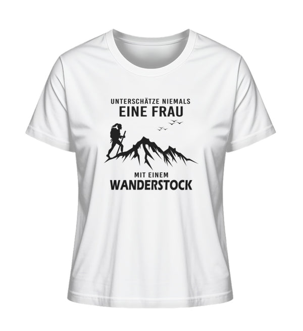 UNTERSCHÄTZE NIEMALS EINE FRAU MIT EINEM WANDERSTOCK- Damen Premium Organic T-Shirt