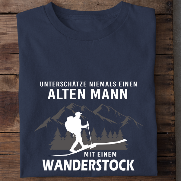 UNTERSCHÄTZE NIEMALS EINEN ALTEN MANN MIT EINEM WANDERSTOCK - Herren Bio-Baumwolle T-Shirt