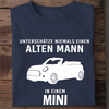 UNTERSCHÄTZE NIEMALS EINEN ALTEN MANN IN EINEM MINI - Herren Bio-Baumwolle T-Shirt