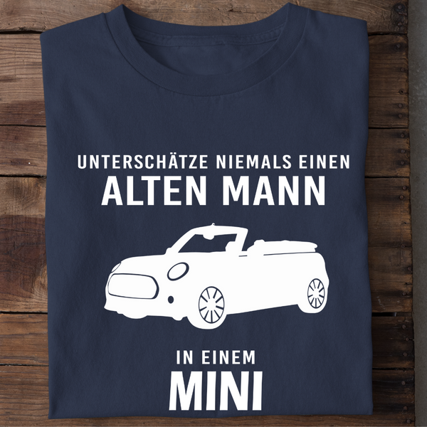 UNTERSCHÄTZE NIEMALS EINEN ALTEN MANN IN EINEM MINI - Herren Bio-Baumwolle T-Shirt