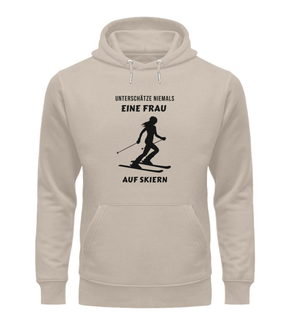 UNTERSCHÄTZE NIEMALSEINE FRAU AUF SKIERN- Unisex Premium Organic Hoodie