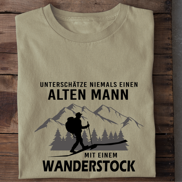 UNTERSCHÄTZE NIEMALS EINEN ALTEN MANN MIT EINEM WANDERSTOCK - Herren Bio-Baumwolle T-Shirt