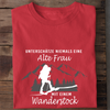 UNTERSCHÄTZE NIEMALS EINE ALTE FRAU MIT EINEM WANDERSTOCK - Damen Bio-Baumwolle T-Shirt