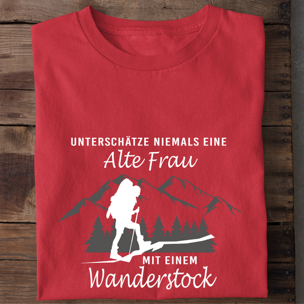 UNTERSCHÄTZE NIEMALS EINE ALTE FRAU MIT EINEM WANDERSTOCK - Damen Bio-Baumwolle T-Shirt