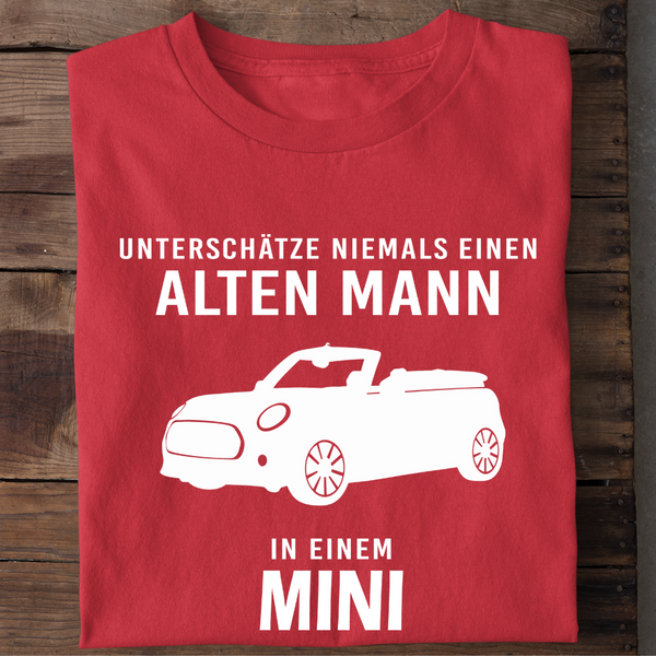 UNTERSCHÄTZE NIEMALS EINEN ALTEN MANN IN EINEM MINI - Herren Bio-Baumwolle T-Shirt