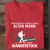 UNTERSCHÄTZE NIEMALS EINEN ALTEN MANN MIT EINEM WANDERSTOCK - Herren Bio-Baumwolle T-Shirt