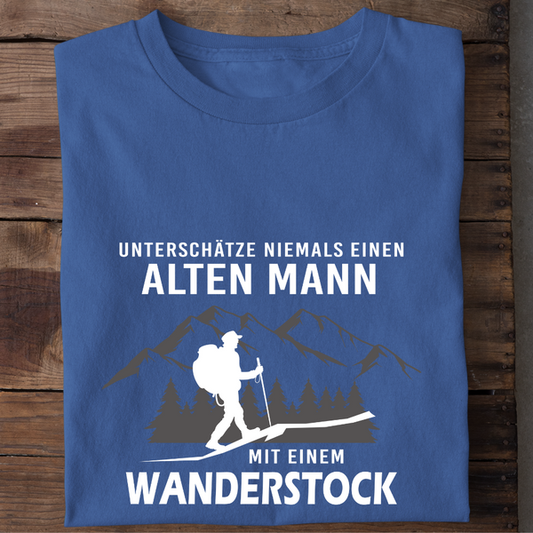 UNTERSCHÄTZE NIEMALS EINEN ALTEN MANN MIT EINEM WANDERSTOCK - Herren Bio-Baumwolle T-Shirt