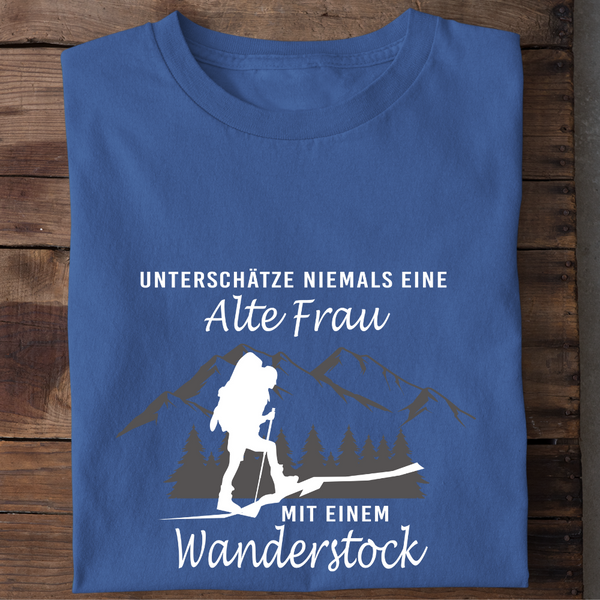 UNTERSCHÄTZE NIEMALS EINE ALTE FRAU MIT EINEM WANDERSTOCK - Damen Bio-Baumwolle T-Shirt