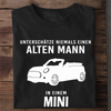 UNTERSCHÄTZE NIEMALS EINEN ALTEN MANN IN EINEM MINI - Herren Bio-Baumwolle T-Shirt