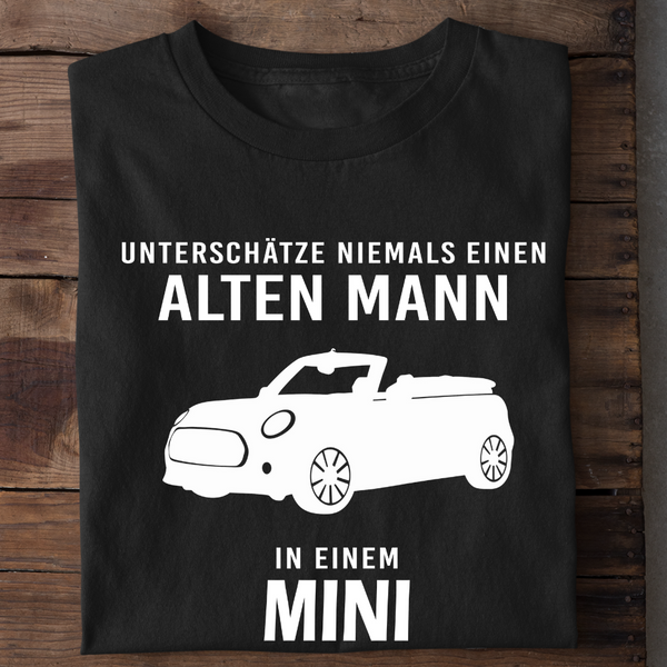 UNTERSCHÄTZE NIEMALS EINEN ALTEN MANN IN EINEM MINI - Herren Bio-Baumwolle T-Shirt