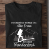 UNTERSCHÄTZE NIEMALS EINE ALTE FRAU MIT EINEM WANDERSTOCK - Damen Bio-Baumwolle T-Shirt