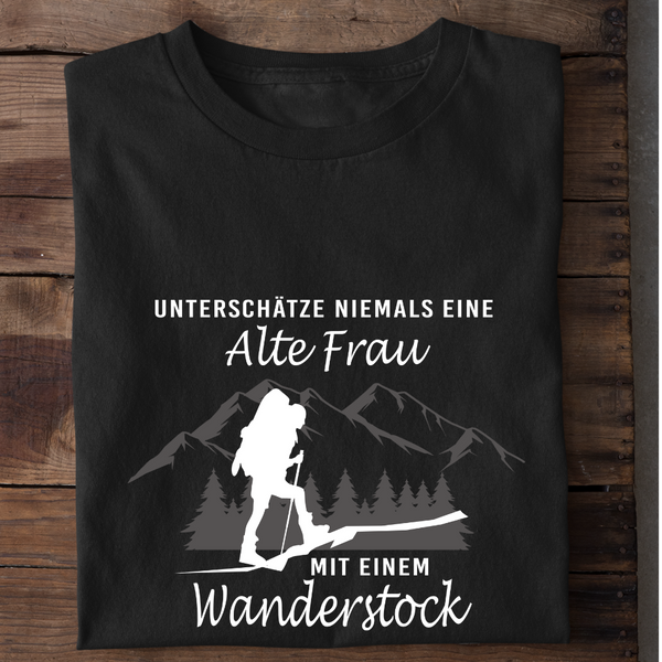 UNTERSCHÄTZE NIEMALS EINE ALTE FRAU MIT EINEM WANDERSTOCK - Damen Bio-Baumwolle T-Shirt