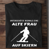 UNTERSCHÄTZE NIEMALS EINE ALTE FRAU AUF SKIERN - Damen Bio-Baumwolle T-Shirt