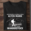 UNTERSCHÄTZE NIEMALS EINEN ALTEN MANN MIT EINEM WANDERSTOCK - Herren Bio-Baumwolle T-Shirt