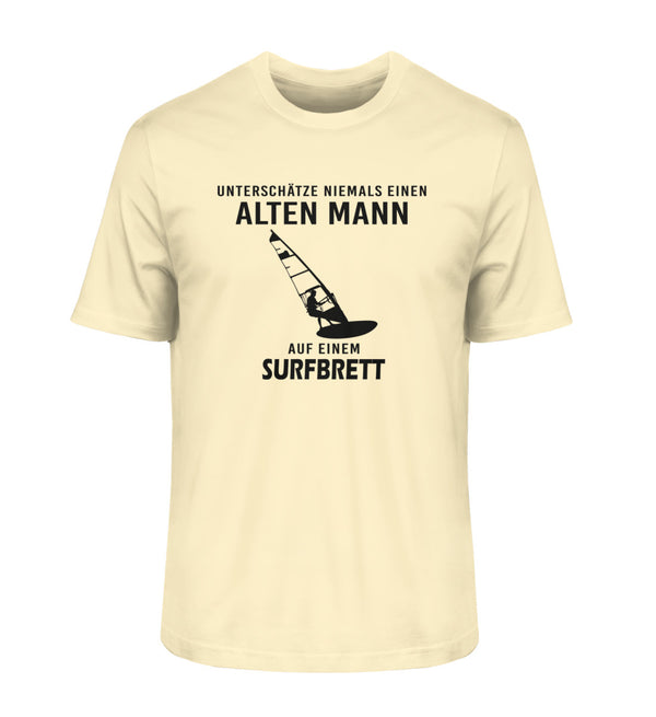 UNTERSCHÄTZE NIEMALS EINEN ALTEN MANN WINDSURFEN - Herren Premium Organic T-Shirt