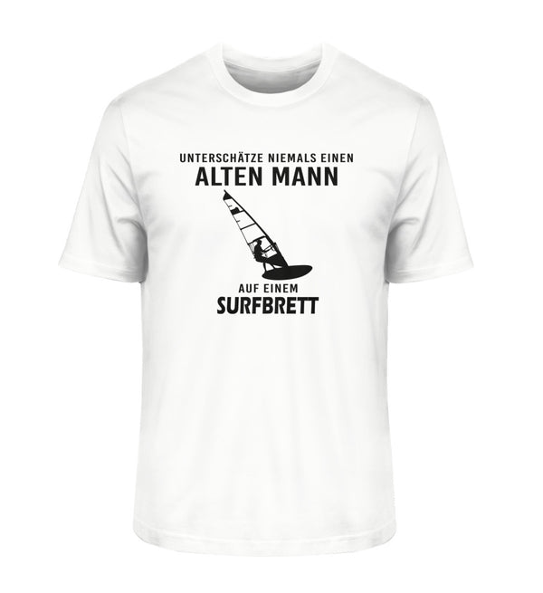UNTERSCHÄTZE NIEMALS EINEN ALTEN MANN WINDSURFEN - Herren Premium Organic T-Shirt