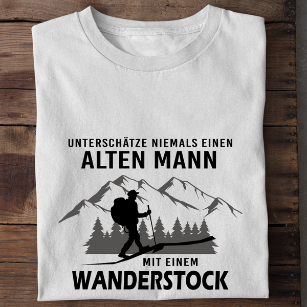 UNTERSCHÄTZE NIEMALS EINEN ALTEN MANN MIT EINEM WANDERSTOCK - Herren Bio-Baumwolle T-Shirt
