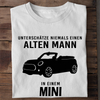 UNTERSCHÄTZE NIEMALS EINEN ALTEN MANN IN EINEM MINI - Herren Bio-Baumwolle T-Shirt