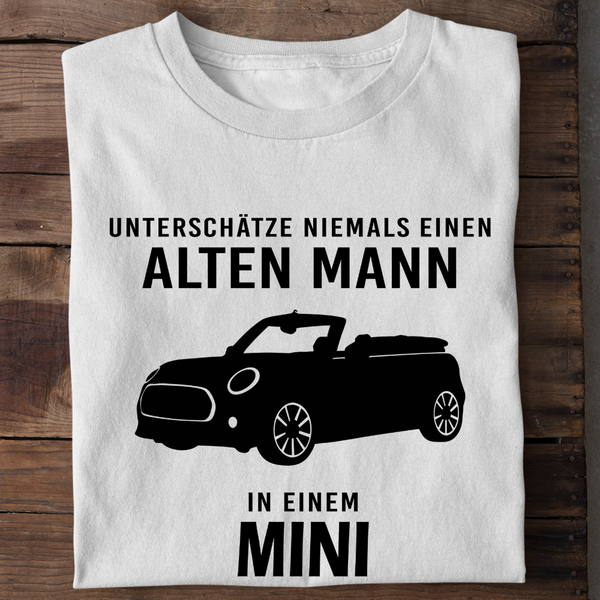 UNTERSCHÄTZE NIEMALS EINEN ALTEN MANN IN EINEM MINI - Herren Bio-Baumwolle T-Shirt