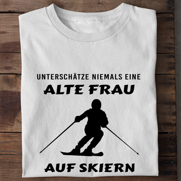 UNTERSCHÄTZE NIEMALS EINE ALTE FRAU AUF SKIERN - Damen Bio-Baumwolle T-Shirt