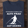 UNTERSCHÄTZE NIEMALS EINE ALTE FRAU AUF SKIERN - Damen Bio-Baumwolle T-Shirt