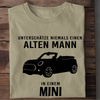 UNTERSCHÄTZE NIEMALS EINEN ALTEN MANN IN EINEM MINI - Herren Bio-Baumwolle T-Shirt