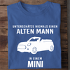 UNTERSCHÄTZE NIEMALS EINEN ALTEN MANN IN EINEM MINI - Herren Bio-Baumwolle T-Shirt
